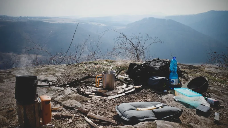5 niezbędnych gadżetów survivalowych, których nie może zabraknąć w twoim sklepie bushcraft