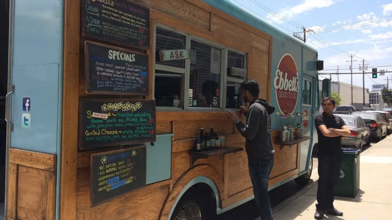 7 najpopularniejszych potraw w food truckach – co warto spróbować?