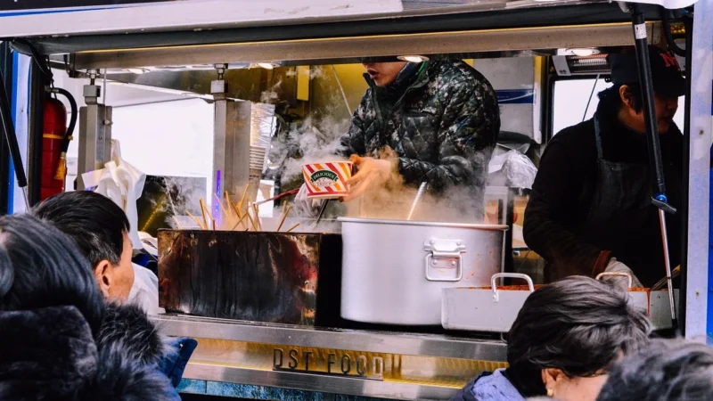 Boom food trucków: Jak wyjść na rynek z nowym pomysłem?