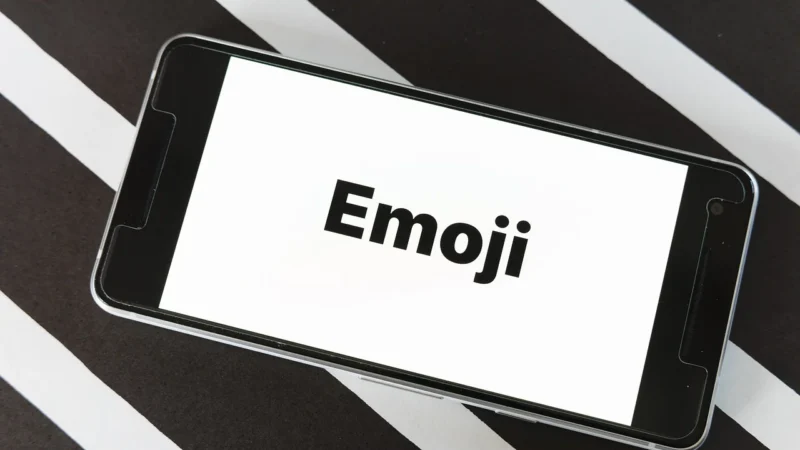 Buzki w komunikacji online: co oznaczają emotikony?