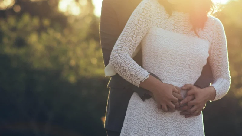 Sukienki na wesele dla mamy puszystej: jak dobrze dobrać ubrania plus size